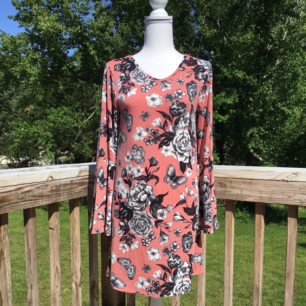 🦋NWT Butterfly & Flower Bell Sleeve Dress